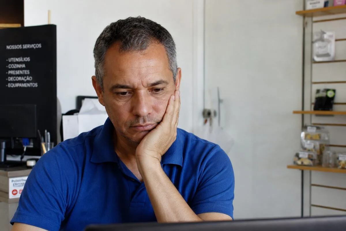 Empresário cansado e pensativo em sua loja